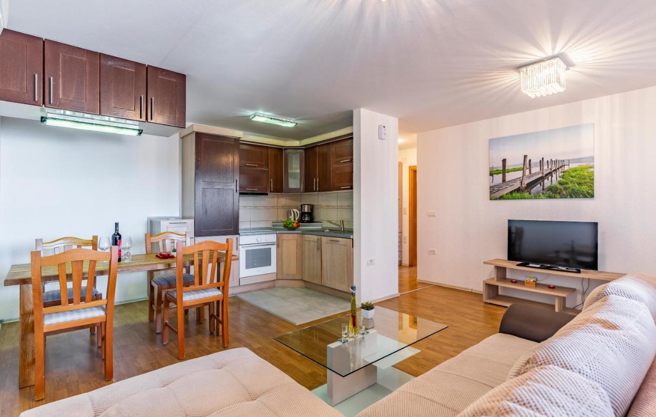 Larst Apartment *