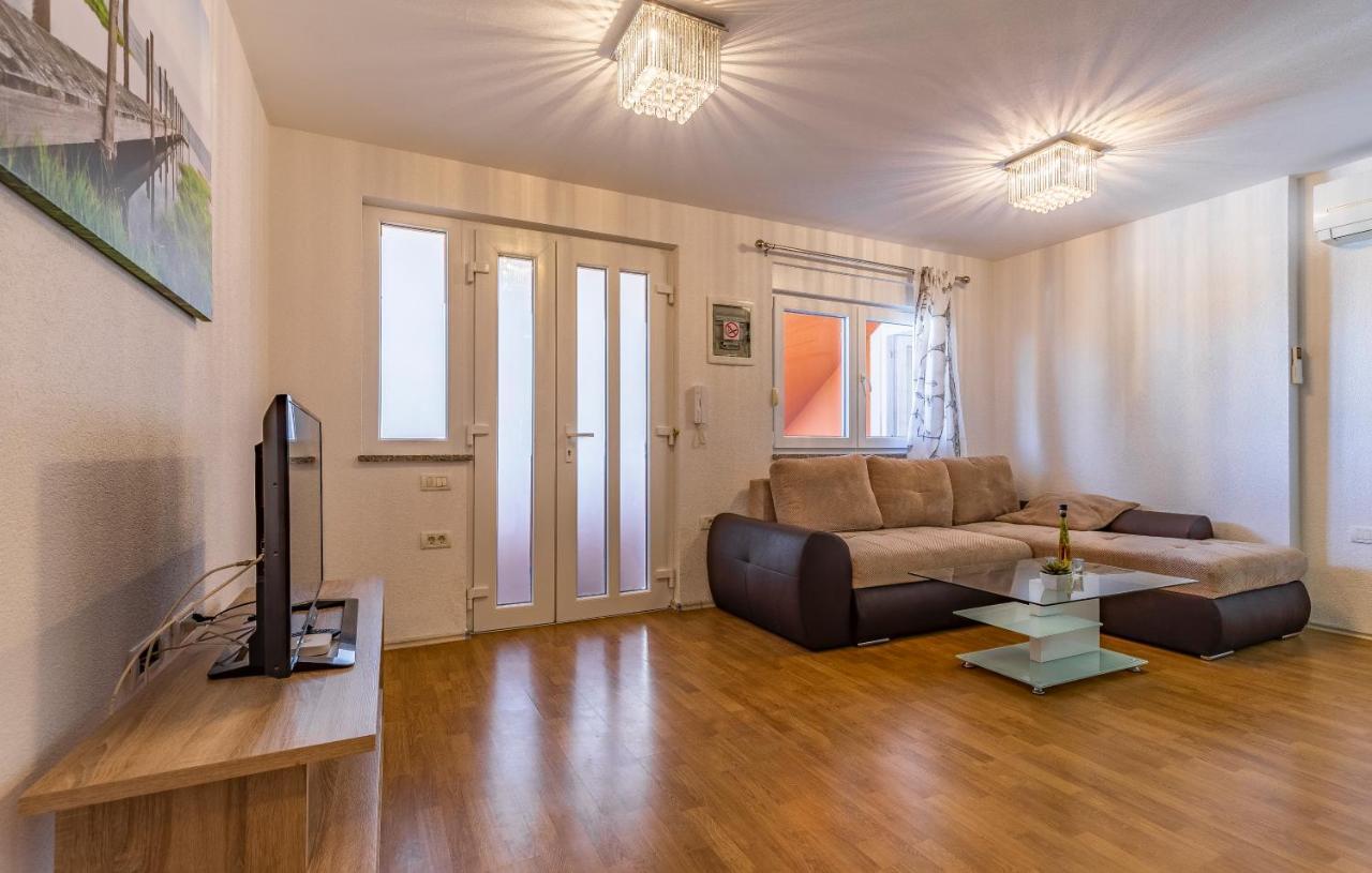 Larst Apartment *