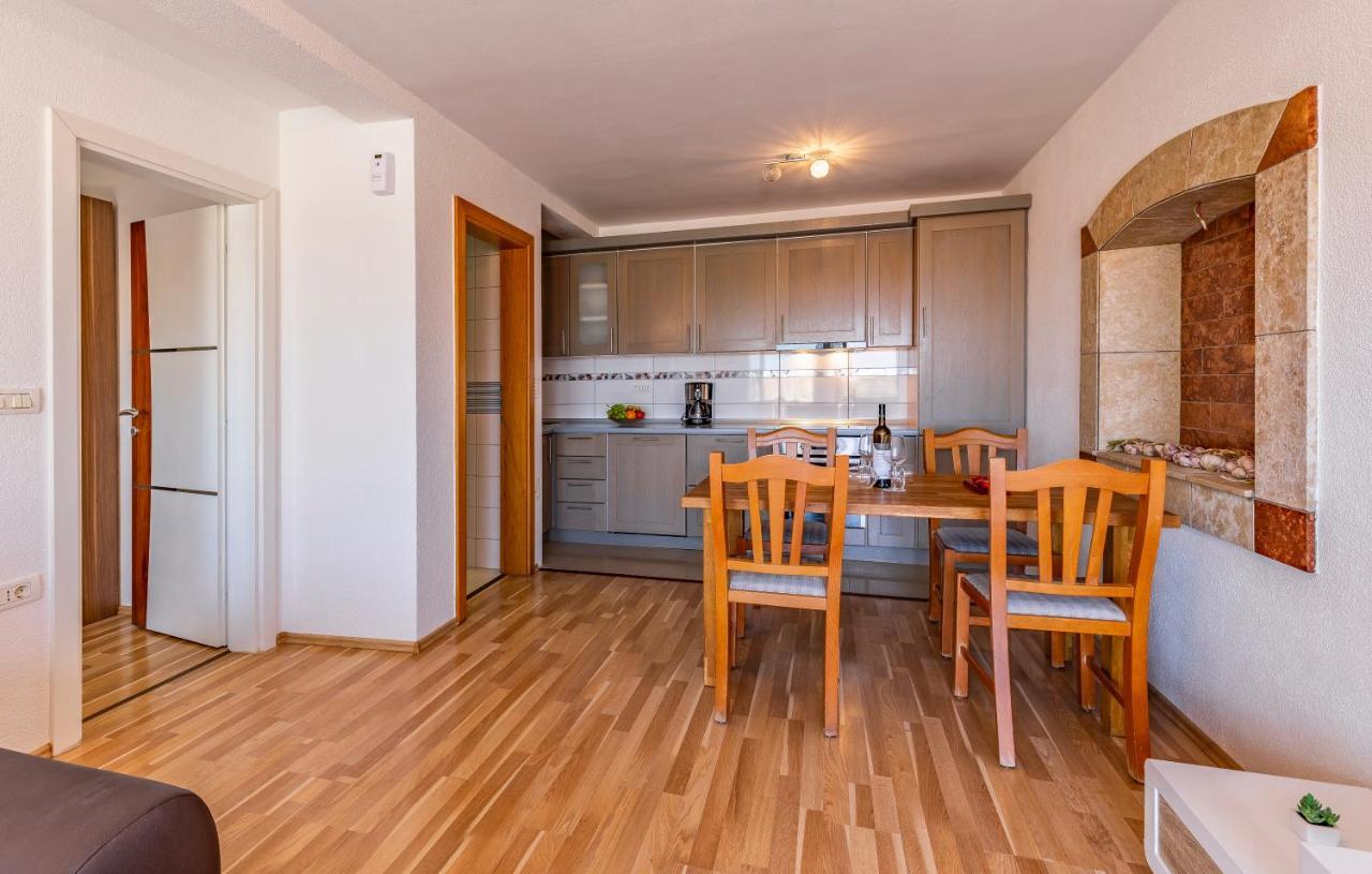 Larst Apartment *