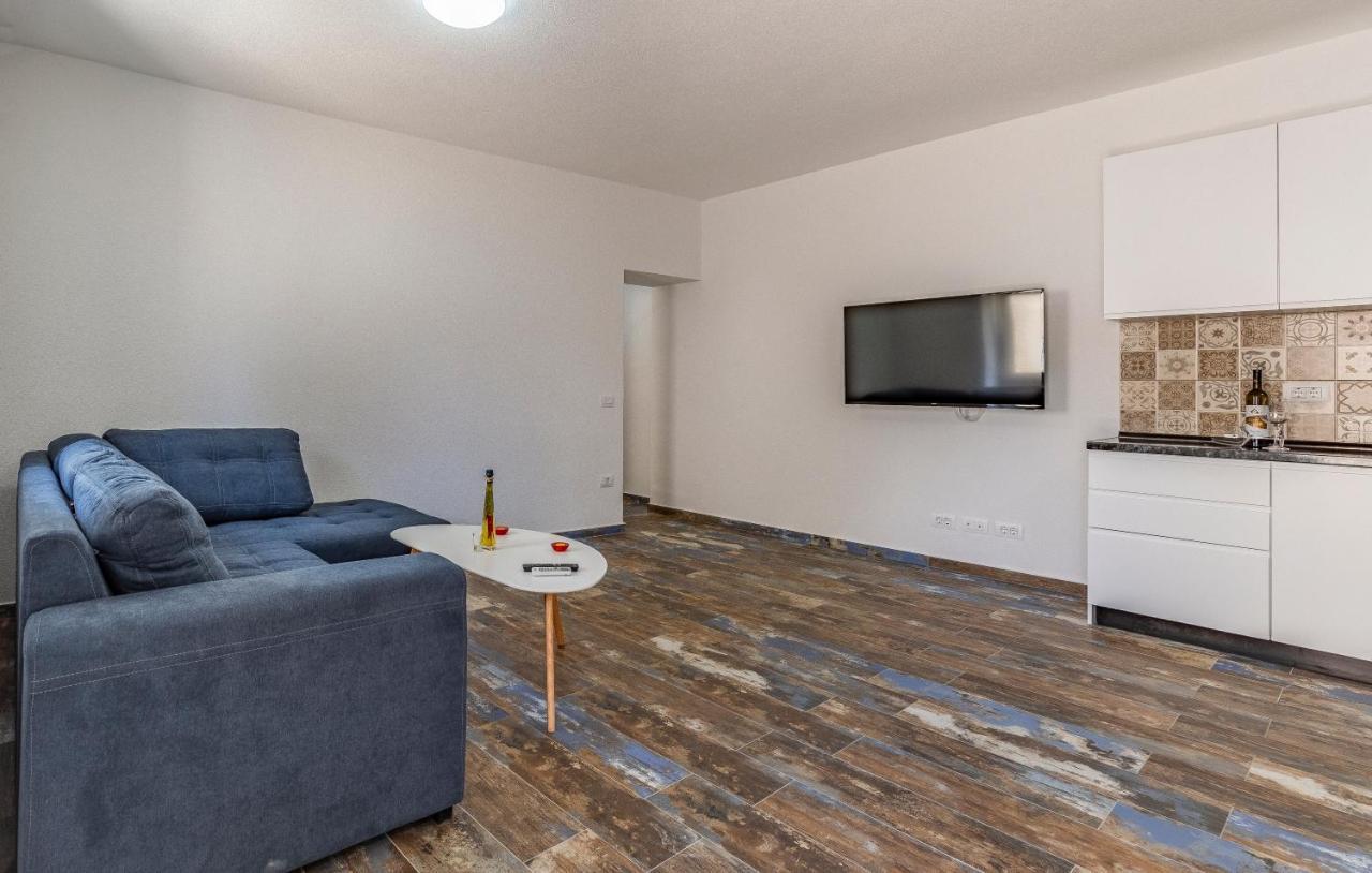Larst Apartment *